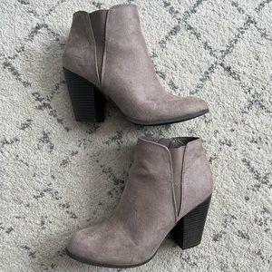 Fergie Fergalicious Boots Womens 9M
Ankle Booties Heels Gray Fabric
